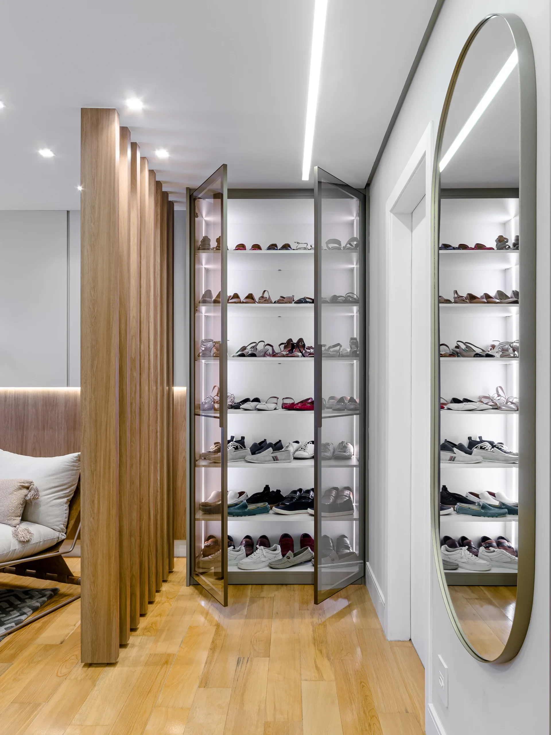 Closet planejado pela Dalmóbile, projeto de Gustavo Dias