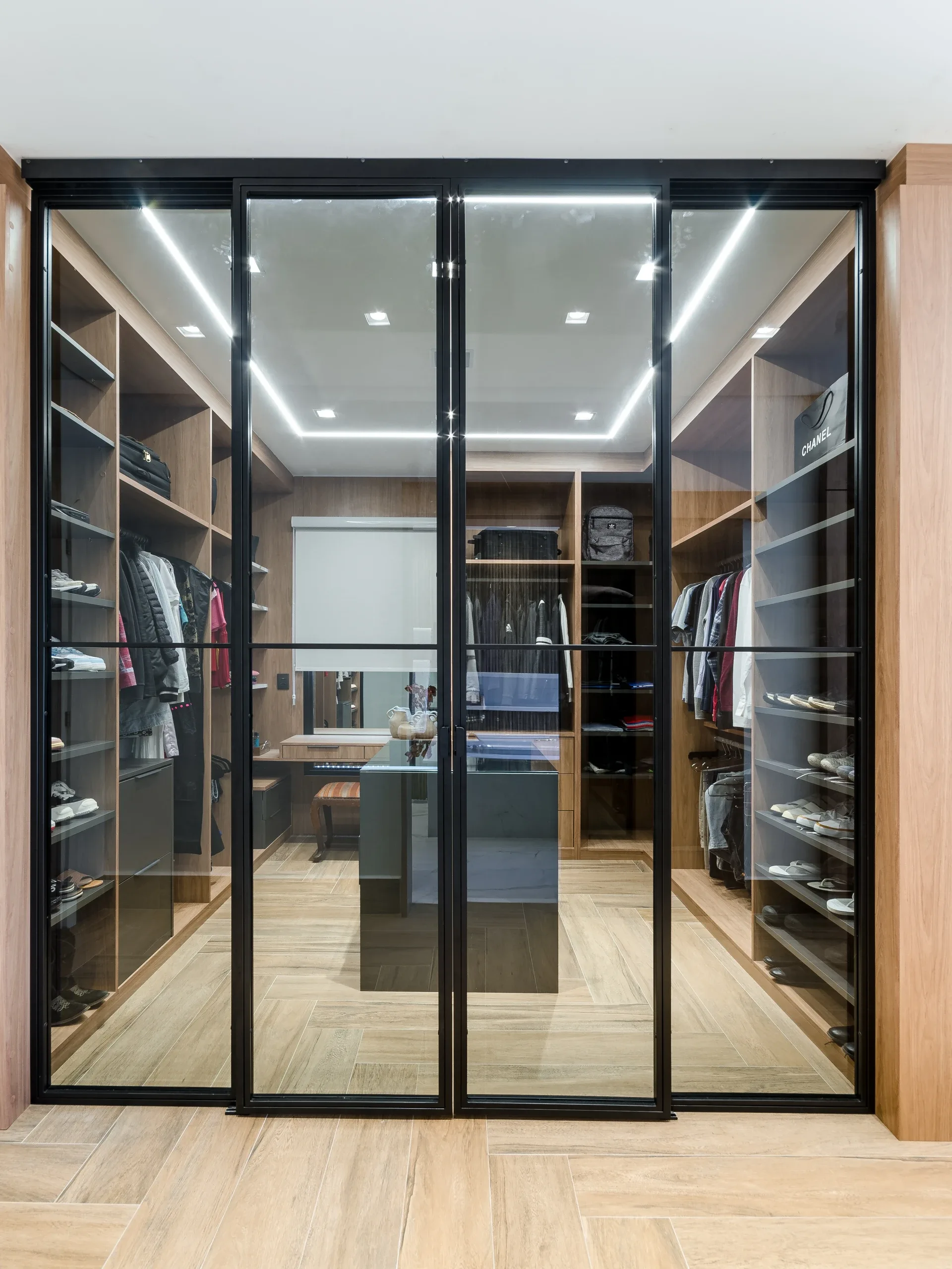 Closet planejado pela Dalmóbile, projeto de Juliana Guimarães