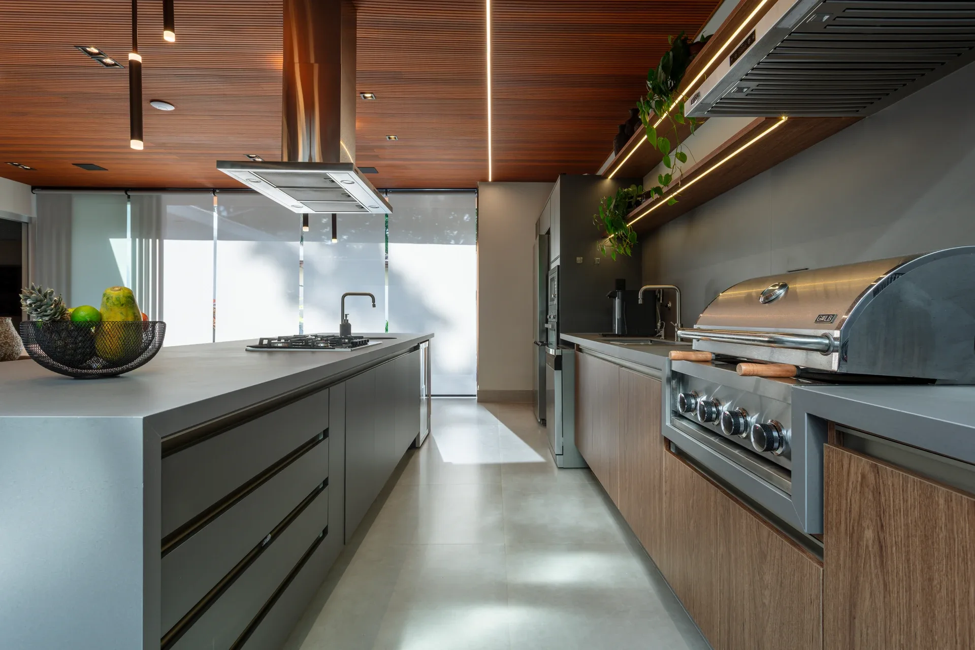 Cozinha planejada pela Dalmóbile, projeto de Dany Resck