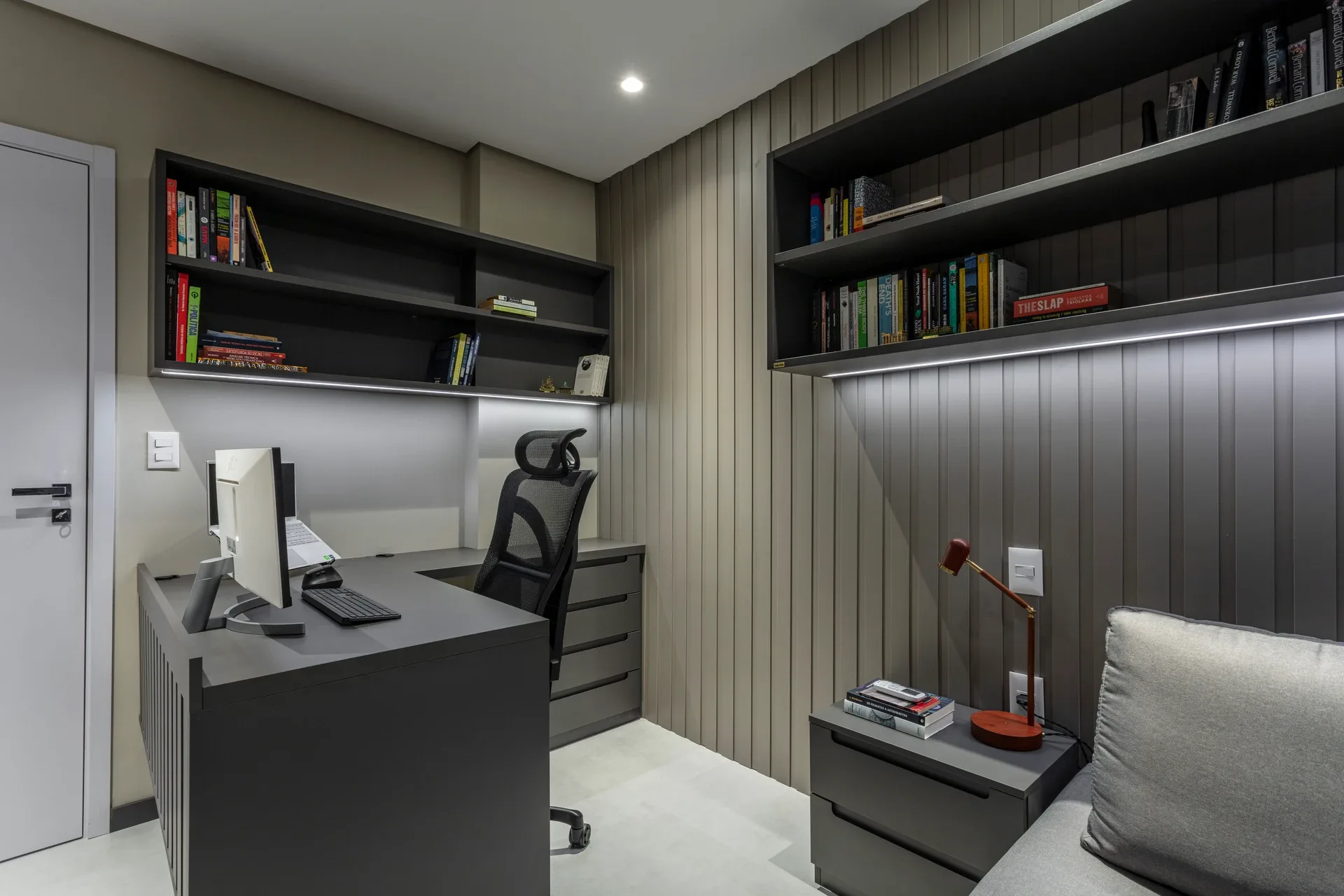Home office planejado pela Dalmóbile, projeto de BRC